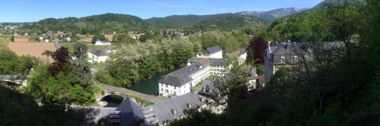 L'ensemble Scolaire Le Beau Rameau est situé au pied des Pyrénées Béarnaise